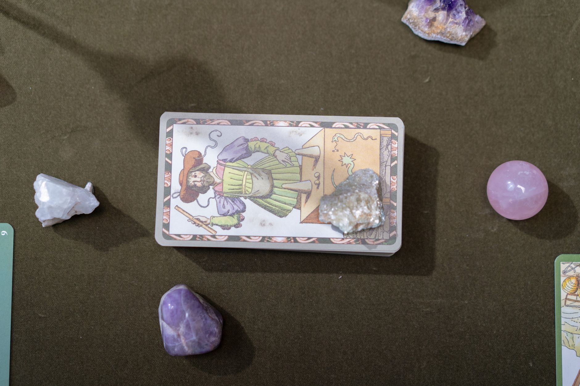 Tarot kartı ve kristal